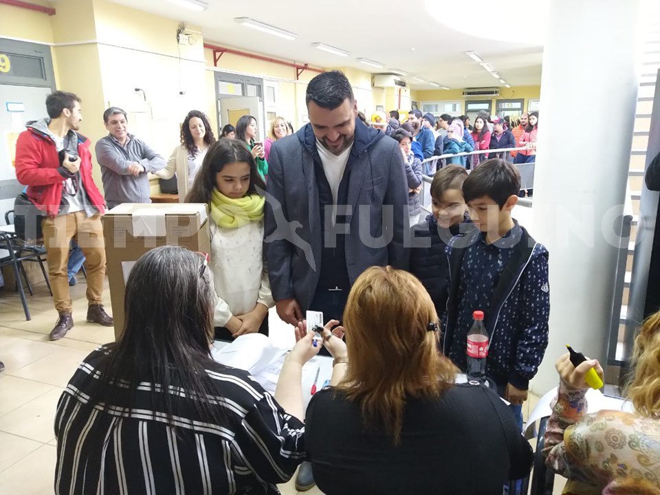 #EleccionesTDF2019 #Ushuaia
Histórico triunfo de <a href="/WalterVuotoTDF/">Walter Vuoto</a> . Hasta ahora cuenta con el 50% de los votos