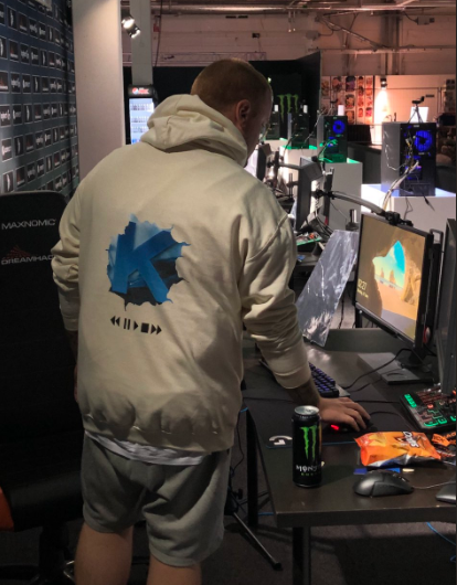 Kivvix1's tweet photo. Thank you so much dreamhack for this years event! The stream area was an experience of a life time. To all my followers, all love to you! https://t.co/Y7VM1VkUTx