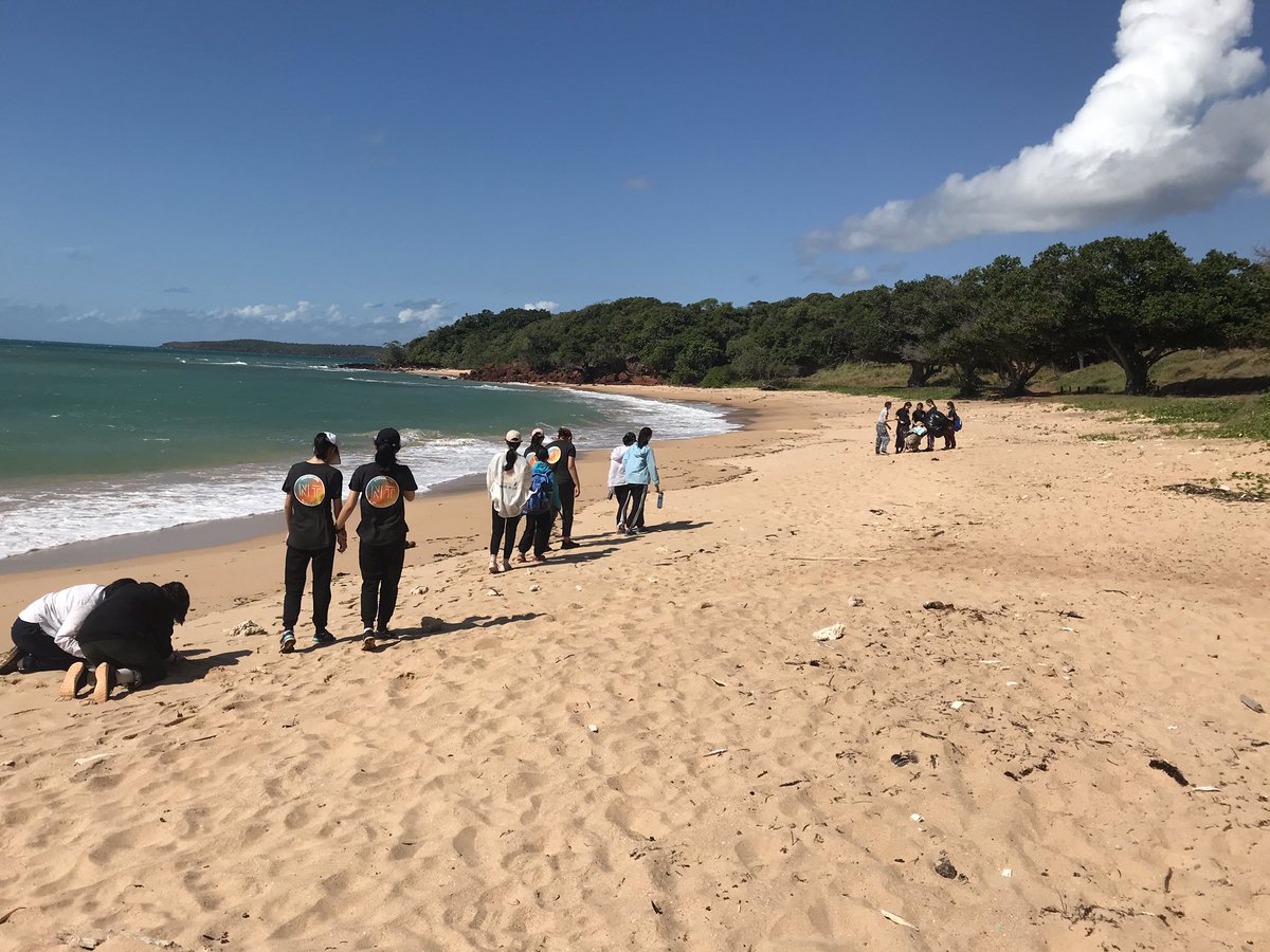 SallyCHill's tweet photo. Picking up plastic rubbish at Shady Beach #mggsinNT @MGGS_SouthYarra @Culture_College https://t.co/Rkg7baY4Ne
