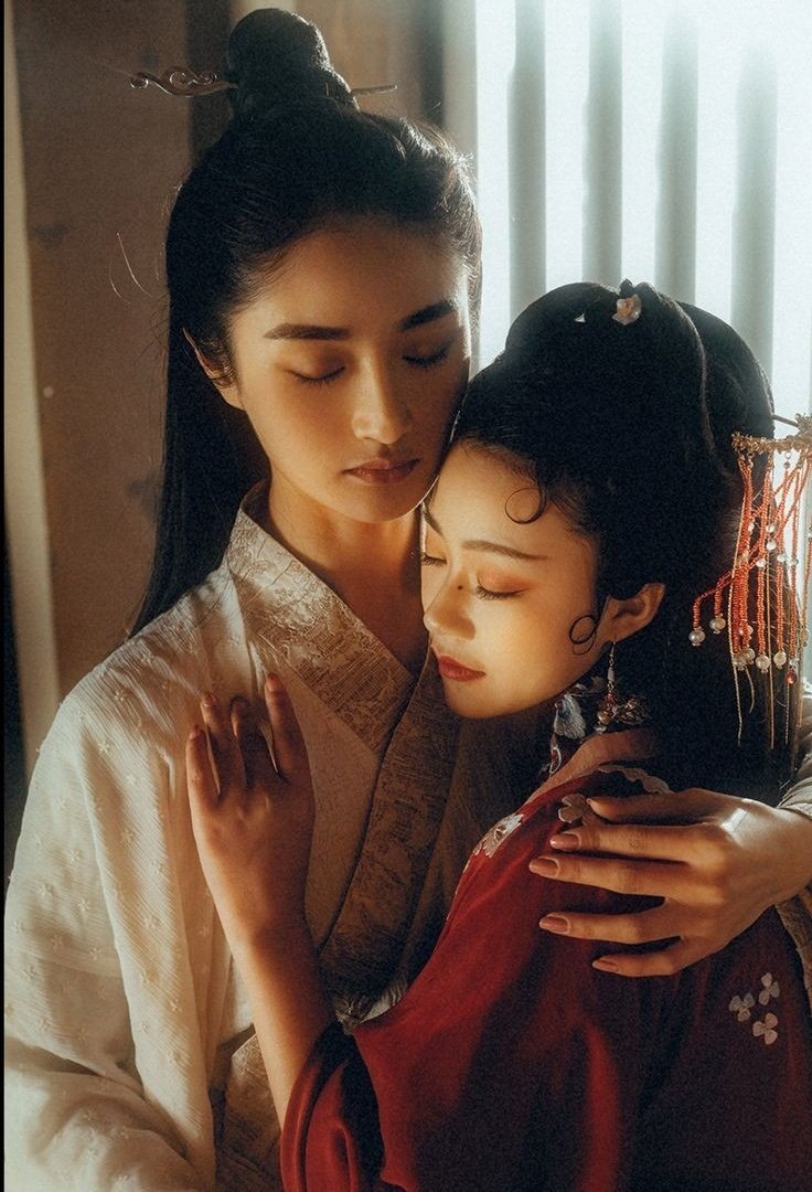 53. Wren / Girls of Paper and Fire  @girlinthelens