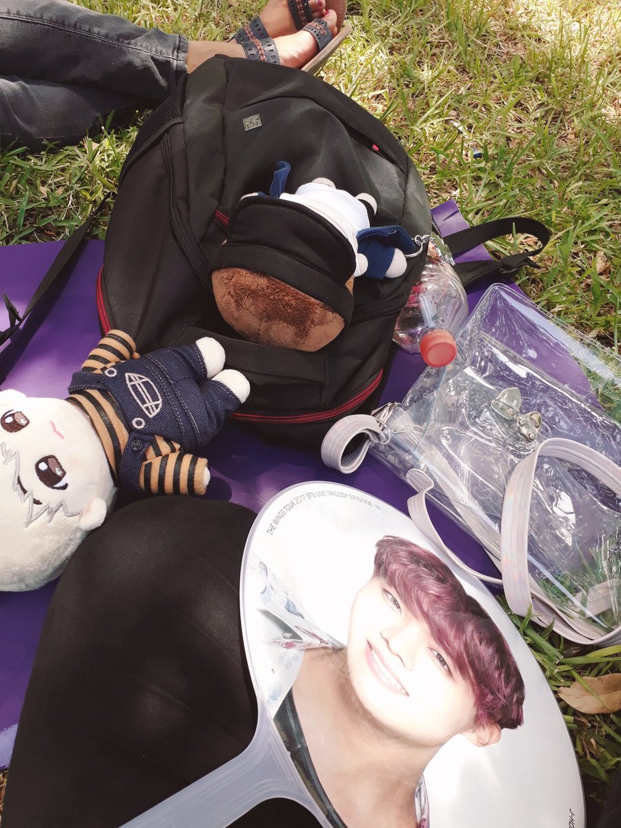 jdopesnakeumty's tweet photo. Me encantó ver a muchas ARMY's perdonen para los que no alcanzaron banner fue mucha gente y gracias por sus detallitos 💜 @BTS_ARMY_MTY #BTSEnMonterrey https://t.co/DcwtxfkkDb
