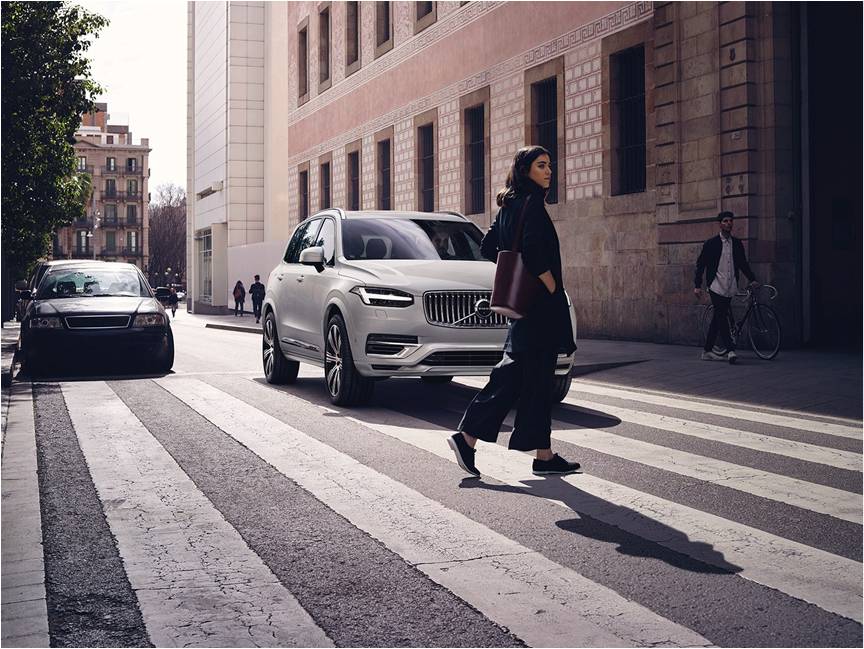 volvocarsin's tweet image. City Safety helps to protect people inside and outside the car, day or night. This innovation identifies potential hazards such as other vehicles, cyclists, pedestrians and large animals ahead. 
Know more - bit.ly/2KTDJmt
#VolvoXC90 #VolvoCars #XC90 #SUV