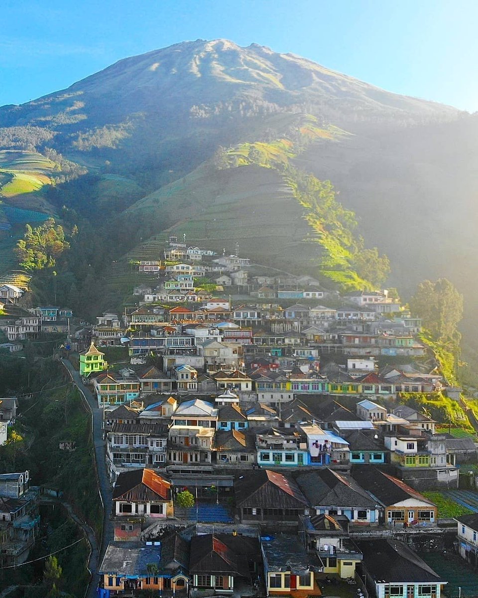 GNFI's tweet photo. Desa Butuh Kecamatan Kaliangkrik, Namche Bazaar ala Jawa Tengah. Deretan rumah di kaki gunung Sumbing ini menjadi tempat start bagi ratusan pendaki yang datang setiap harinya.

📸 : instagram @ weekdaystraveler https://t.co/o8S0ubTK5F