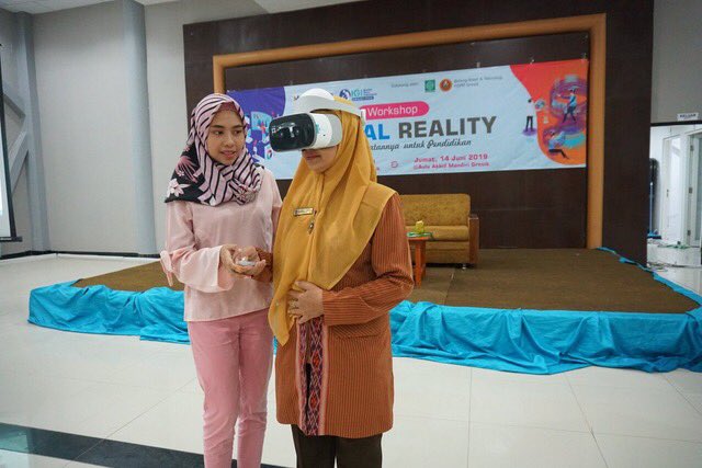 ShintaVR's tweet photo. Roadshow #Millealab hari ke dua di #Gresik
https://t.co/L8RgqlMSxX #millealab #millealabid #shintavr #shintavrid #virtualrealityindonesia #vrjakarta #singaporevr #vrsingapore #sgvr #vrsg #virtualrealitysg #education #futureeducation #vrfuture #vreducation https://t.co/OPq6e7YYBv