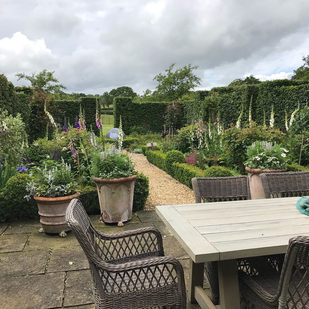 rmouldingandco's tweet photo. It’s wonderful to see this house we built in #Somerset looking beautiful in a more mature setting. The garden was designed by @ALBgardendesign - just stunning!

#rmouldingandco #countryhousebuilders #newbuild #countryhouse #garden #design #somerset https://t.co/zA6VJ4D9Dh