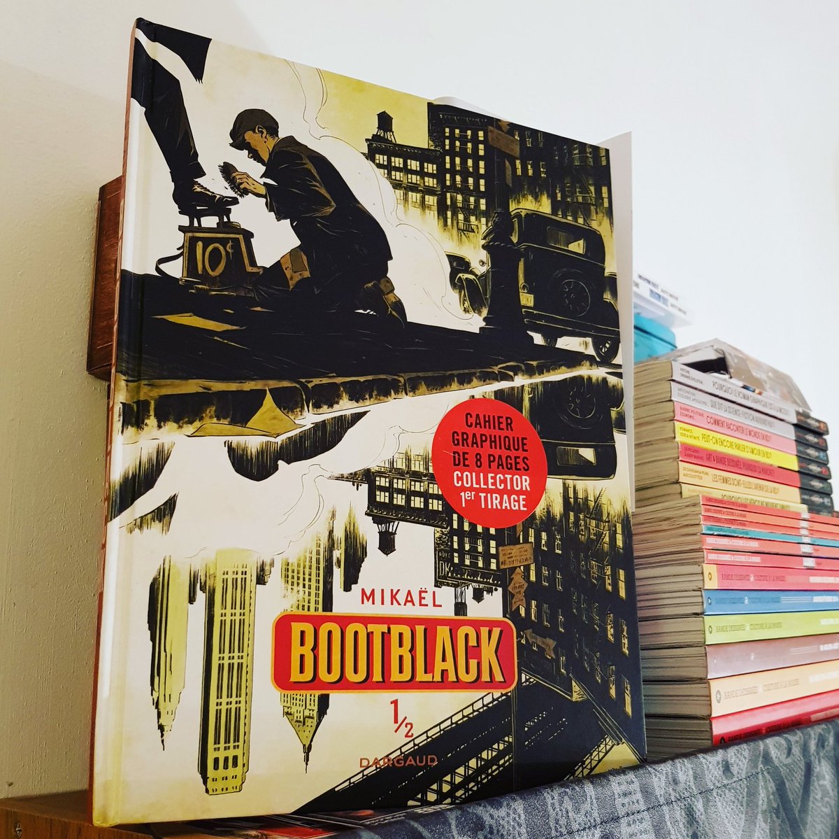 SurLaBD's tweet photo. Bootblack 1/2, Mikaël, @EditionsDargaud, 🇫🇷 Aventure  ⭐⭐⭐⭐

Après Giant une nouvelle réussite de Mikaël sur fond de grande dépression !

#bandedessinée  #bd #bookpost #booklovers #graphicnovels #passionbd #lundilibrairie #grandedepression #dargaud #bootblack https://t.co/ospK95IjCf