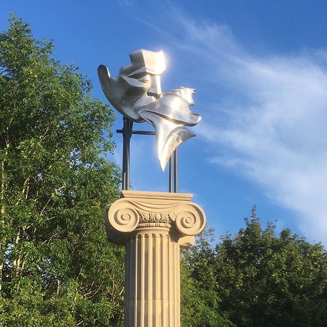 lucygannon1's tweet photo. Kiss of the Screen Gods - capturing the light set against the blue sky - this piece portraying the iconic Movie Kiss is the final installation for the Heritage Trial at Leavesden Country Park. 
#stephenbroadbent #broadbentstudio #publicart #heritagetrail… https://t.co/M15nbYe4ss https://t.co/nSbz7ihTD4