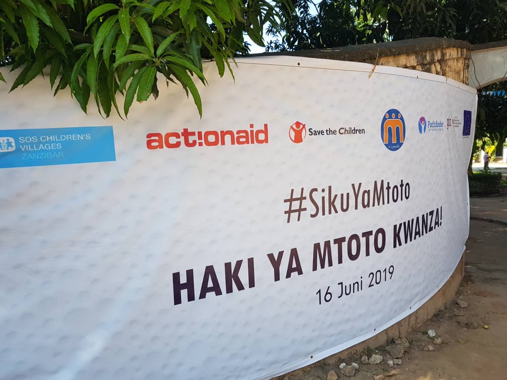 EUinTZ's tweet photo. As part of #DayoftheAfricanChild commemoration, children in #Zanzibar are discussing on how to combat violence against children. #SikuYaMtoto https://t.co/nuWT9b6g5M