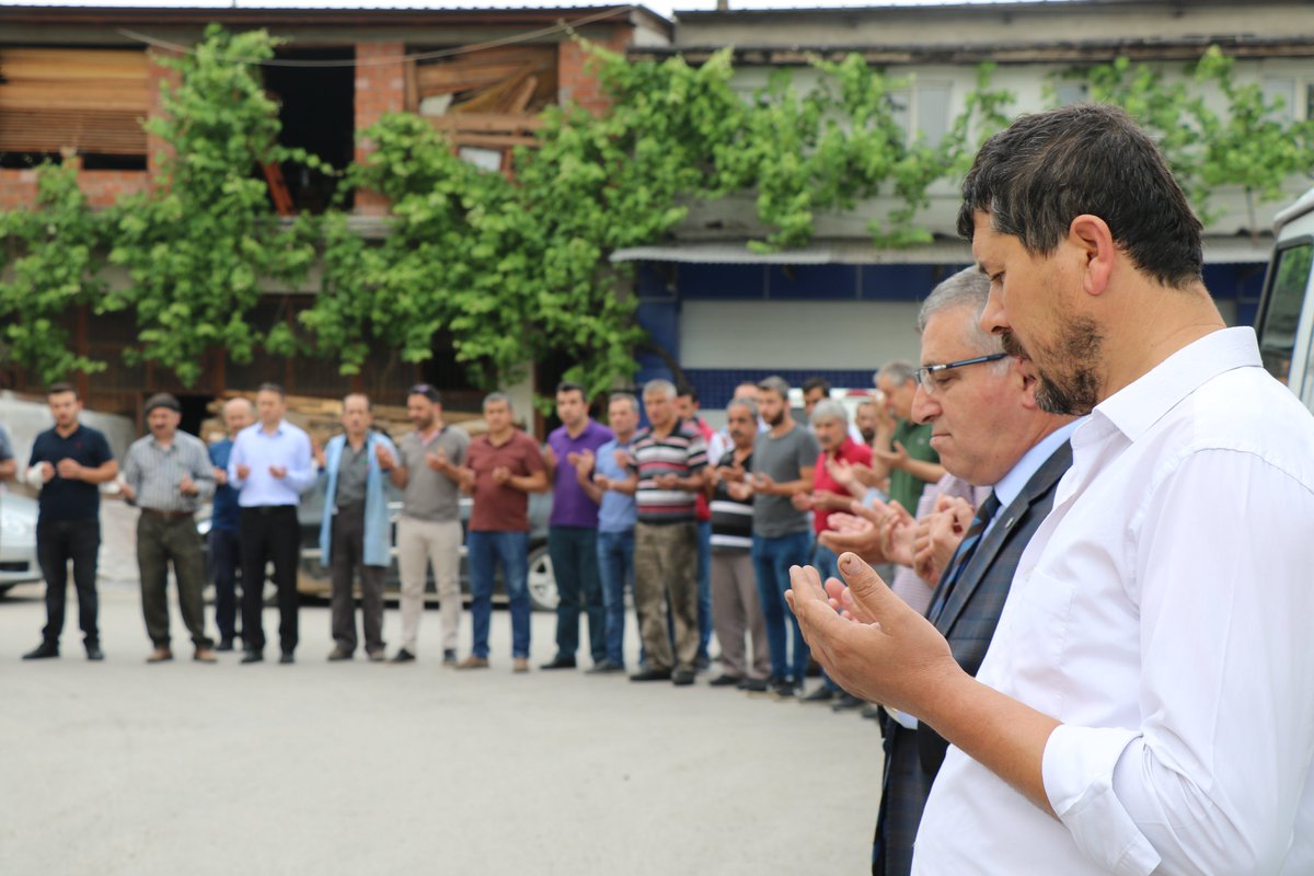 Geleneksel Pazartesi Duaları Devam Ediyor
Safranbolu’da geleneksel hale gelen ve her Pazartesi sabahı Sanayi Bölgesinde gerçekleşen sabah duaları yoğun katılımla devam ediyor.

#SafranboluBelediyesi #EsnafDuası #SafranboluSanayi #MimarElifKöse

safranbolu.bel.tr/haber/geleneks…