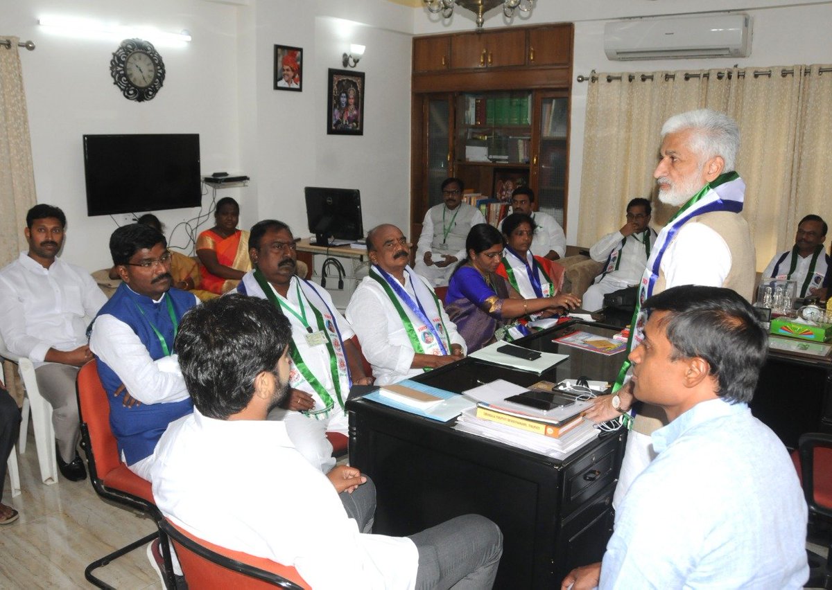 VSReddy_MP's tweet photo. కొత్తగా ఎన్నికైన వైఎస్సార్సీ లోక్‌సభ సభ్యులతో ఈరోజు ఉదయం ఢిల్లీలోని నా నివాసంలో సమావేశం జరిగింది. పార్టీ లోక్‌సభ ఫ్లోర్ లీడర్ శ్రీ పీ.వి.మిథున్ రెడ్డి, చీఫ్ విప్ శ్రీ మార్గాని భరత్ ఈ సమావేశంలో పాల్గొన్నారు https://t.co/R8LcS4rMx3