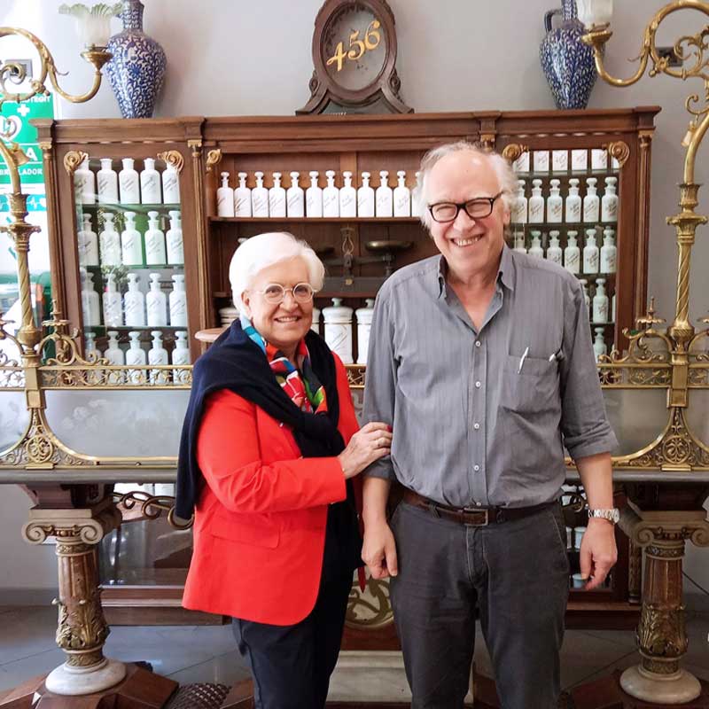 SerraMandri's tweet photo. Visita de Michèle Boiron en nuestra farmacia!! Farmacéutica experta en homeopatía y referente internacional. 😀
Presentando nuevo libro en Barcelona 👏👏 https://t.co/YTwqcK2rNK