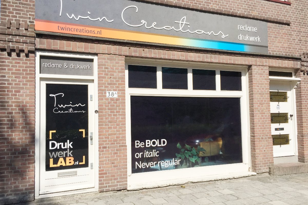 Achter deze deur en ruit bedenken we leuke dingen voor anderen. Nu zijn we ook bij onszelf. We hebben namelijk nóg iets leuks bedacht. En daar gaan die deur en ruit een grote rol in spelen. Tipje van de sluier: het heeft te maken met <a href="/HalloDordrecht/">Hallo Dordrecht</a> We komen er op terug!