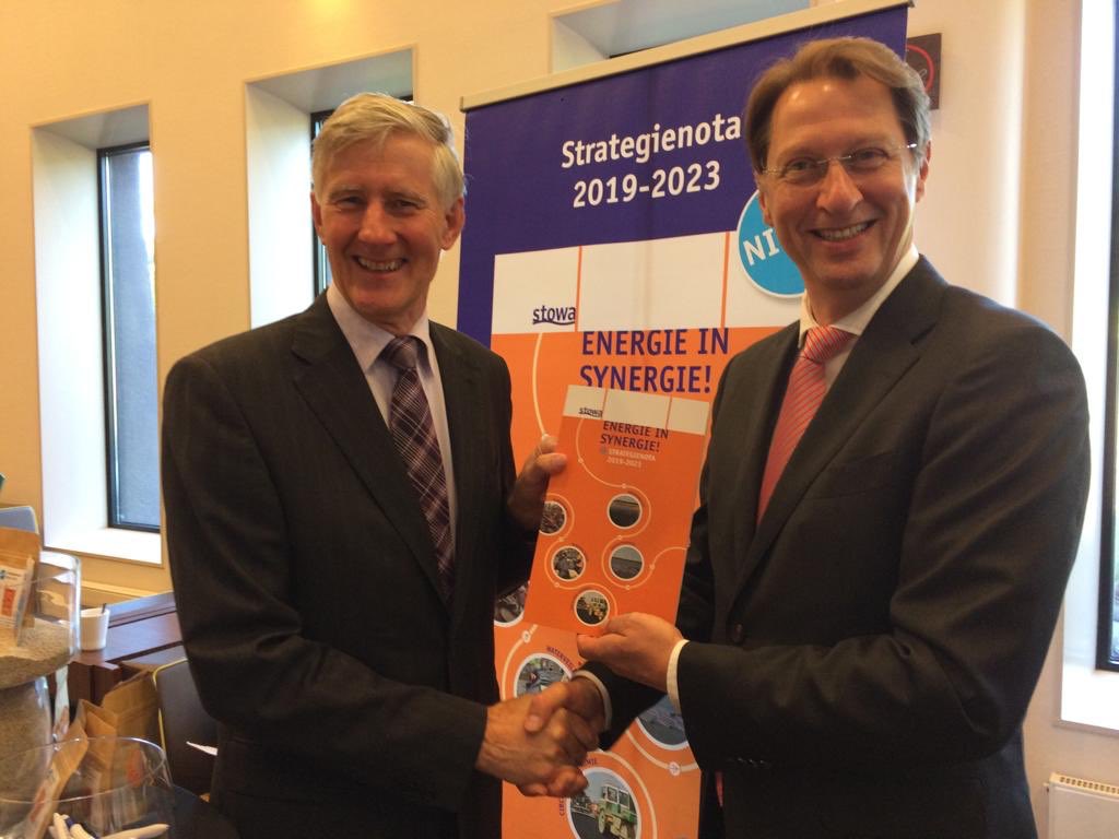 Voorzitter <a href="/STOWAwater/">STOWA</a> Luc Kohsiek overhandigt aan de voorzitter <a href="/waterschappen/">Unie v Waterschappen</a> @RogiervdSande het eerste exemplaar van de nieuwe #strategienota #energie-in-synergie