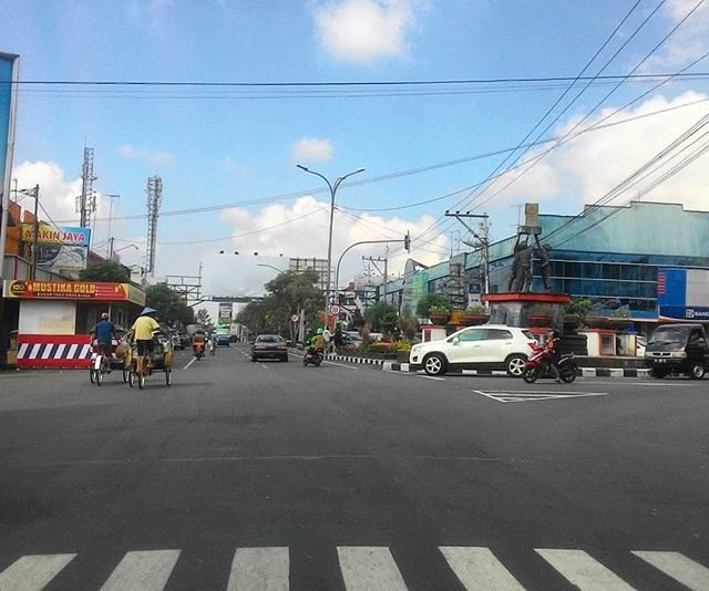 kabarMGL's tweet photo. #picMGL - Sudut yang gak pernah asing bagi siapa pun yang pernah tinggal di magelang

Siang ini cuaca nya cerah

Loc: orang magelang nyebutnya shopping 😁 =================================
#captionkabarmgl #magelang #ayokemagelang #kabarmagelang #wart… https://t.co/AnCmCCiqEB https://t.co/lUQbMMpHNC