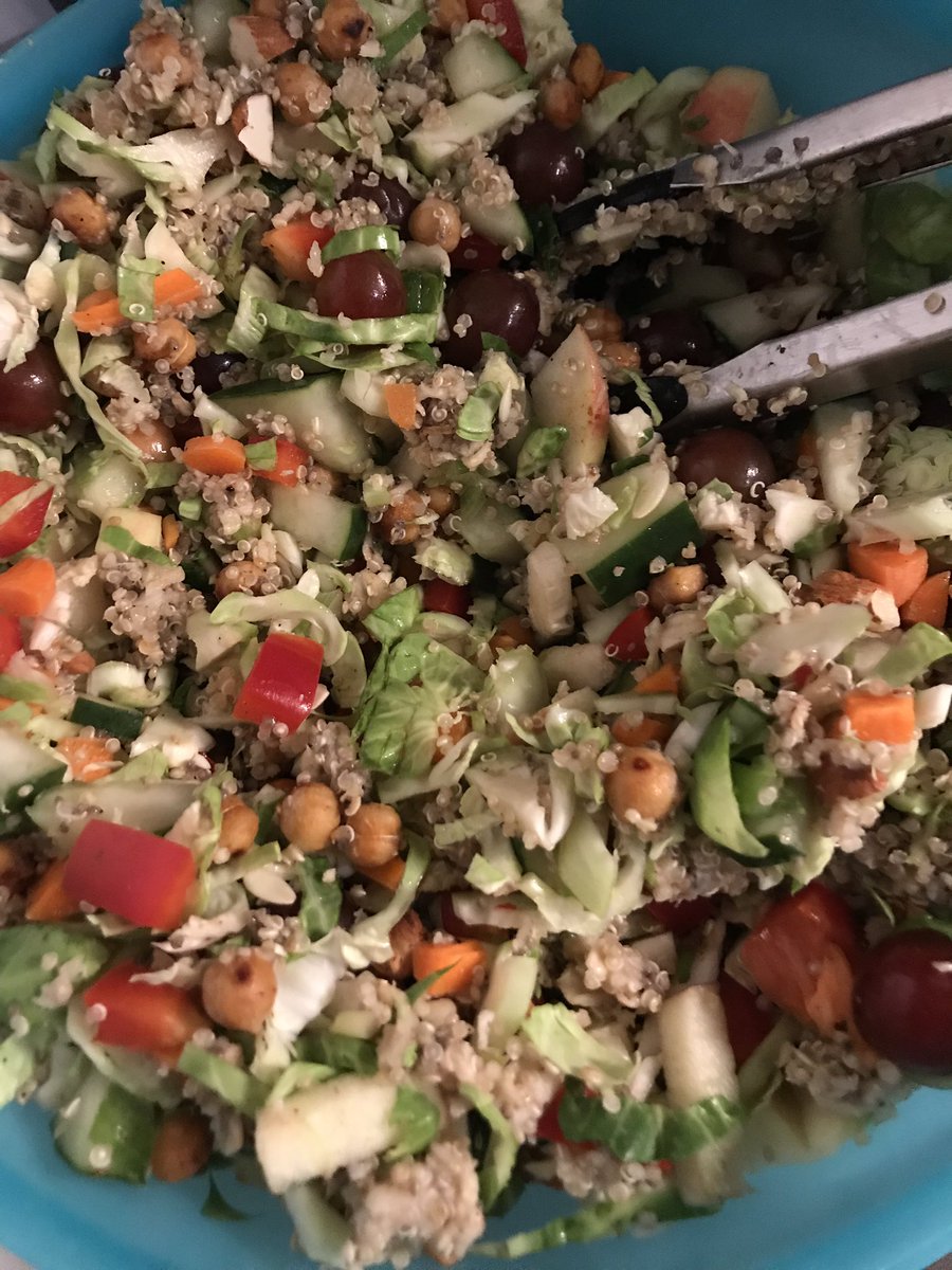 BeYourOwnMaker's tweet photo. Quinoa, oats, cucumber, bell pepper, lettuce, carrots, grapes, almonds and toasted garbanzo beans 😻. My sister is the salad queeeeen #plantbasedvibes https://t.co/wIk7N9JgO8