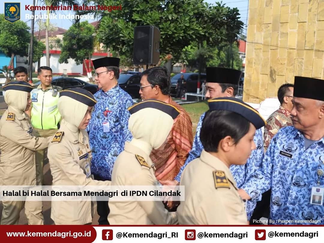 kemendagri's tweet photo. Pagi ini, Menteri Dalam Negeri Melaksanakan Upacara Bendera dan dirangkaikan dengan HalalbiHalal di Kampus IPDN Cilandak, Jakarta Selatan. Silaturahmi yang baik diharapkan akan menciptakan semangat kerja.
#kemendagri #infokemendagri #halalbihalal #IPDN #PrajaIPDN https://t.co/JFWNuuZSYD