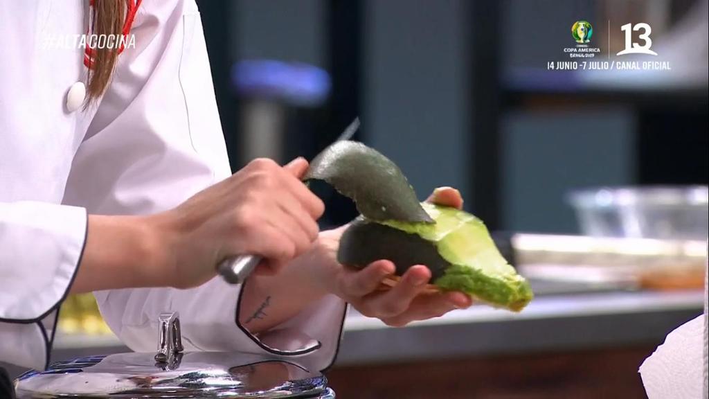 reinbouhshet's tweet photo. WEON QUE CHUCHA? VA A USAR LA PALTA PARA ESCRIBIR O QUE? POR QUE LE ESTA SACANDO PUNTA? AHH

#AltaCocina https://t.co/KYu09M8deq