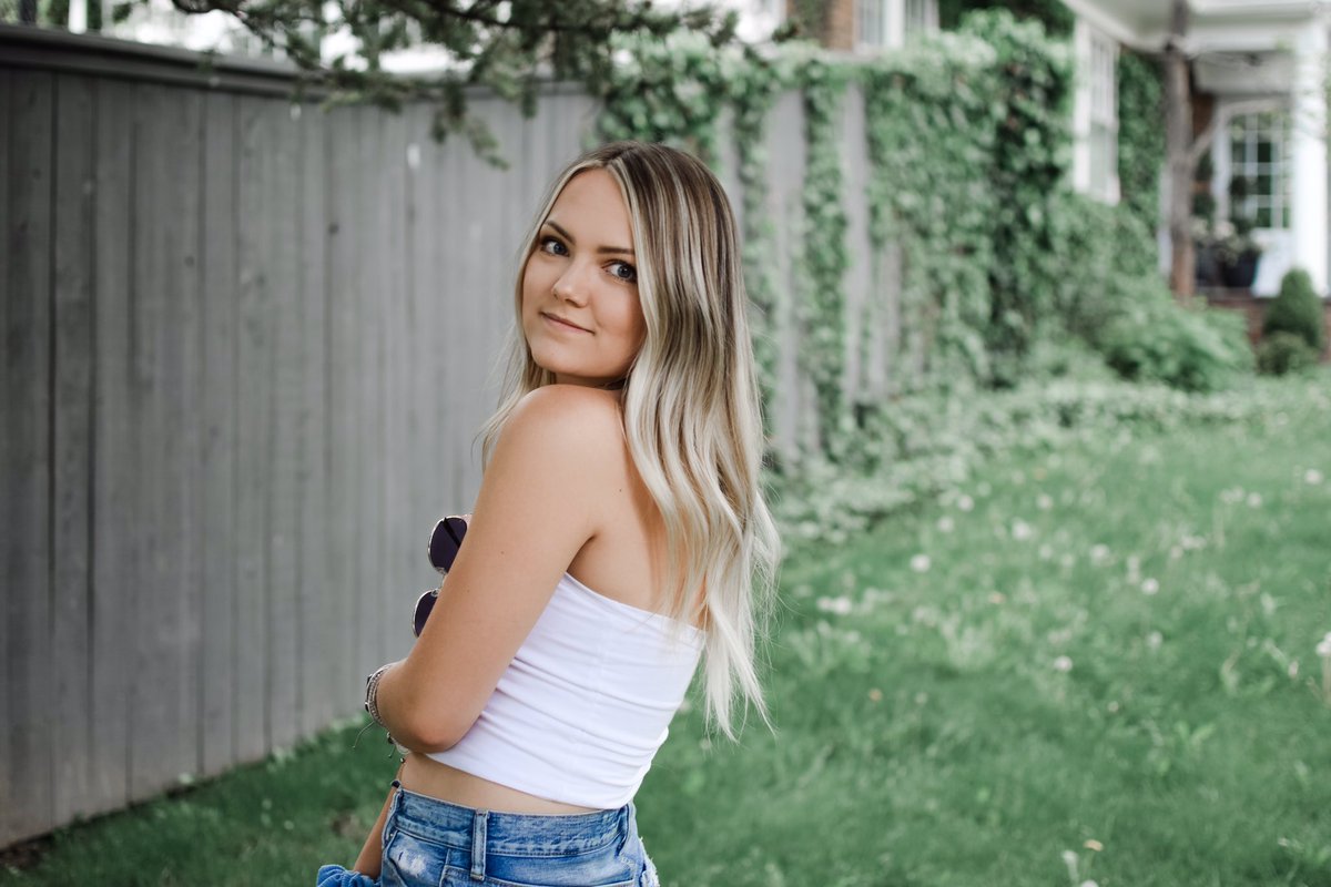 CassanddraMarie's tweet photo. DM me to book your senior session ASAP! Spots for the summer are  filling up quickly! 🎓🖤 pls RT to spread the word! 🤗 https://t.co/em4DITo7LK