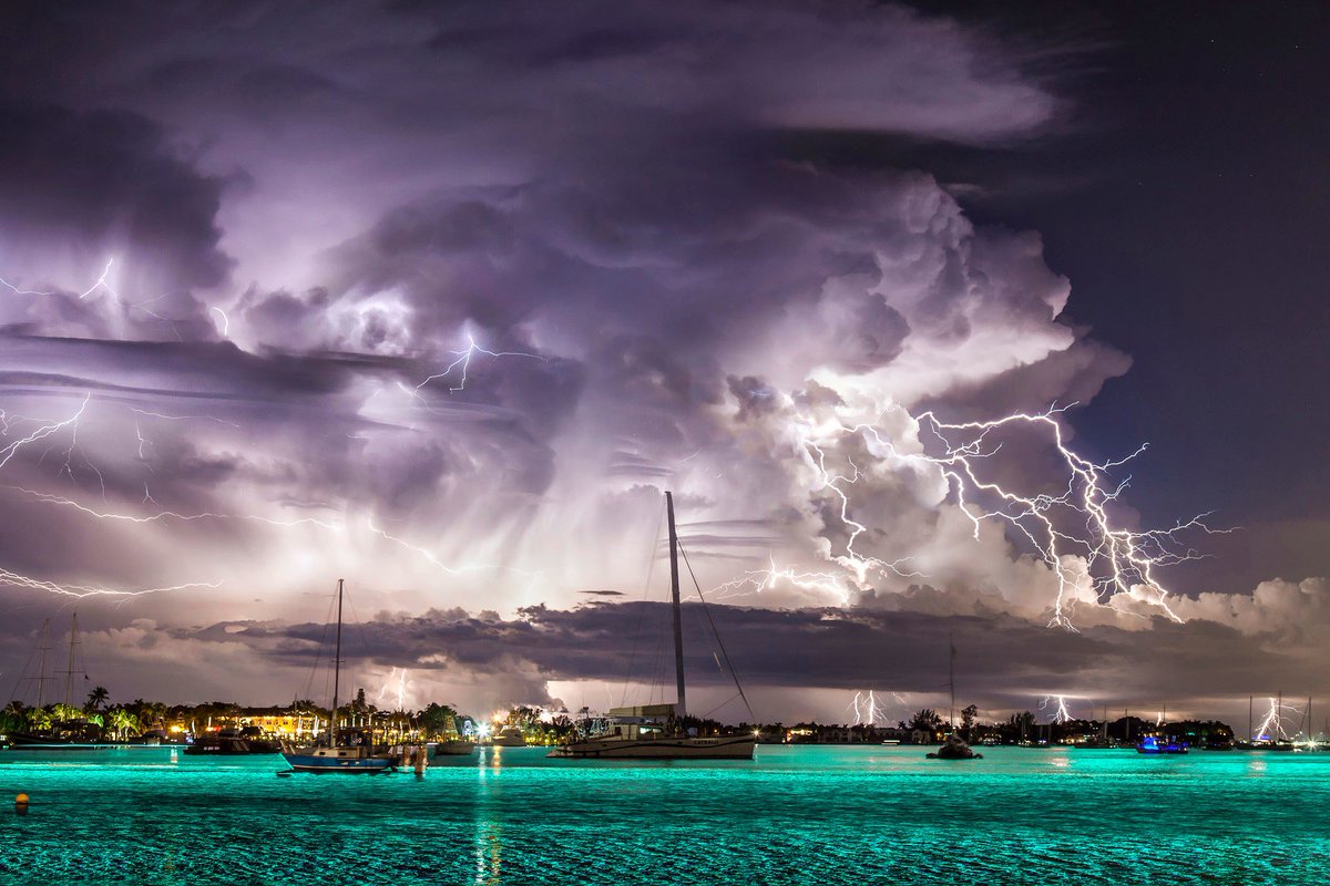 Lightning travels at speeds of up to 200 million mph. It comes, quite literally, in a flash. Capturing it on camera is extremely difficult, but this photographer has some tips on how to catch ⚡️ in even the most extreme conditions: wired.trib.al/BzFIxb3
📸: Jason Weingart