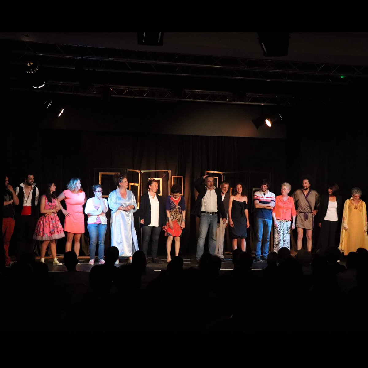 MarioFuenteG's tweet photo. 2.- Petit souvenir de la dernière soirée théâtral ! Merci à cette belle équipe et au publique toujours aussi chaleureux ! #Theatre #Comedien #JMRibes #StephaneLartigue #MarioLaFont #Teatro #Comico #Actor #Goeland #Panaris https://t.co/hY1rooJU42