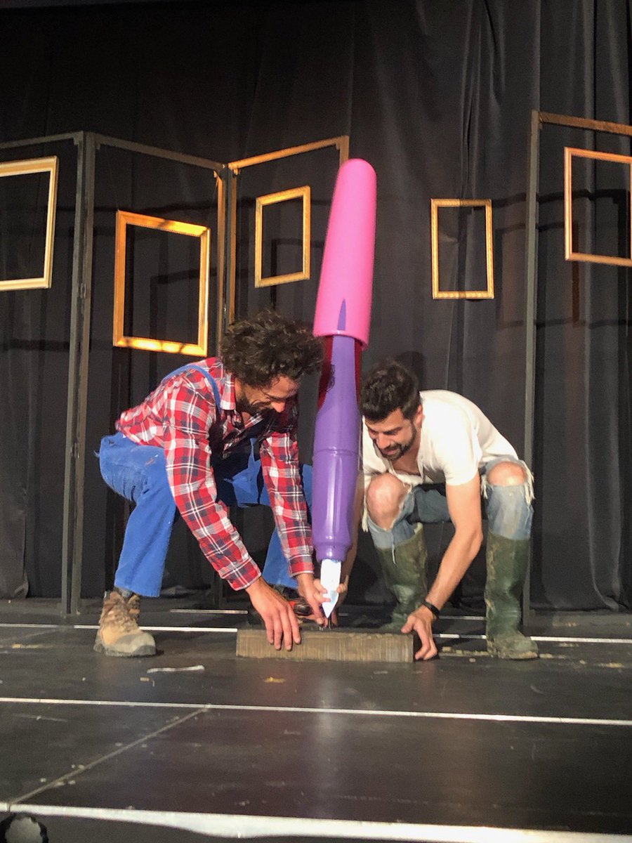 MarioFuenteG's tweet photo. 2.- Petit souvenir de la dernière soirée théâtral ! Merci à cette belle équipe et au publique toujours aussi chaleureux ! #Theatre #Comedien #JMRibes #StephaneLartigue #MarioLaFont #Teatro #Comico #Actor #Goeland #Panaris https://t.co/hY1rooJU42