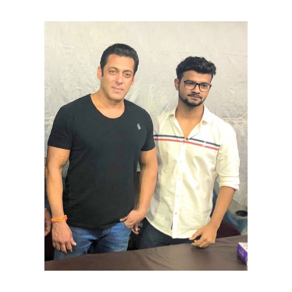 SalmanKhanHolic's tweet photo. ★FAB… #SalmanKhan w/ Fan Satyam on #Dabangg3 set(June15, ‘19)!https://t.co/KenAcOHSB3

Cap:He is a ROCKSTAR…a complete package…not a single thing u can't adore abt…meeting him made my dreams come to reality…still can't get over the feeling of meeting him
alwys a SALMANiac❤️ https://t.co/r8NTfn2GTt