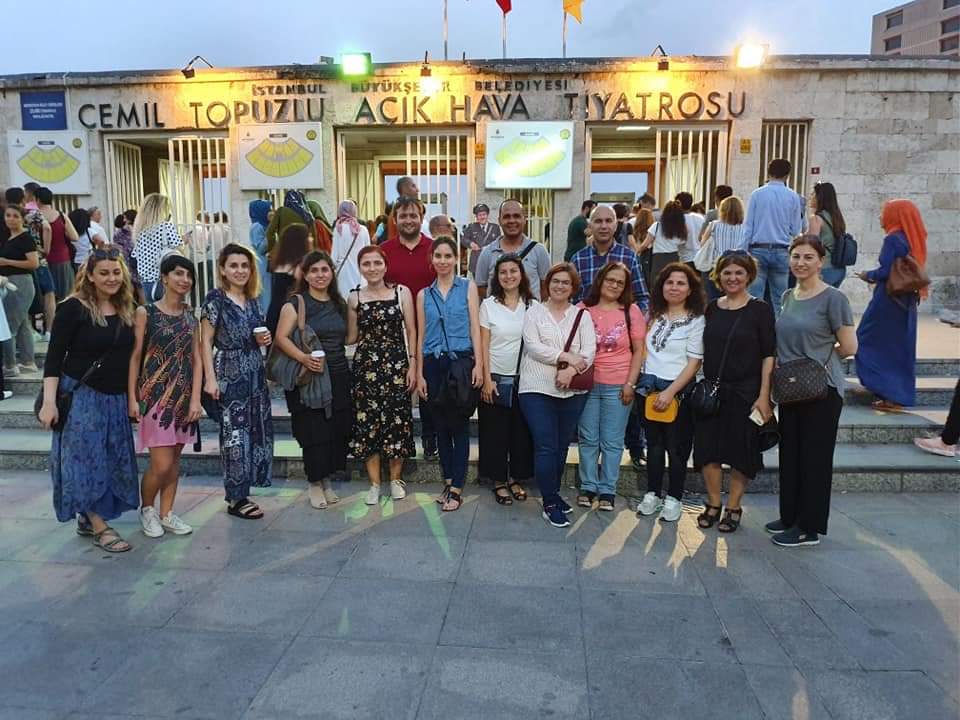 BuyukcekmeceMem's tweet photo. ÖĞRETMENLERİMİZ TİYATRODA BULUŞTU.
Öğretmenlerimiz; "Büyükçekmece İlçe Milli Eğitim Müdürlüğü Öğretmen Atölyeleri Projesi" Kapsamında Harbiye Açık Hava Tiyatrosunda Cibali Karakolu isimli oyunu izledi.
@hasan_uygun91 
@memleventyazici 
@izekier53 
@OzilLevent 
@ilkerhocaturkce https://t.co/bkhqJDR8Nd