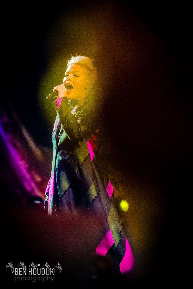 Benz's tweet photo. Meestal is 3 nummers om te fotograferen genoeg. Soms is één nummer meer dan genoeg. Maar bij @Pink had ik graag de hele avond door willen schieten.. wat een show.. #beatifultraumatour #pink https://t.co/xsDpDSO4RS