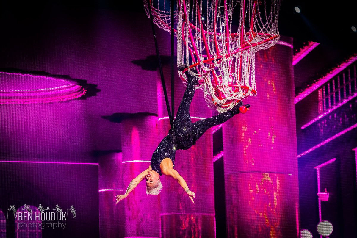 Benz's tweet photo. Meestal is 3 nummers om te fotograferen genoeg. Soms is één nummer meer dan genoeg. Maar bij @Pink had ik graag de hele avond door willen schieten.. wat een show.. #beatifultraumatour #pink https://t.co/xsDpDSO4RS