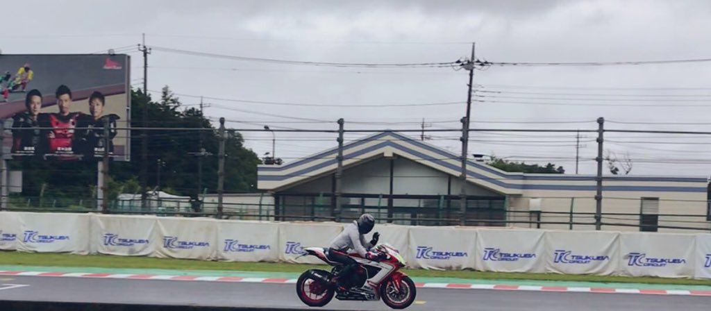nobike0nolife's tweet photo. 雨降るサーキット、普通に楽しかった└( 'ω')┘
急な動きしなければそんなに滑ることも無いし、逆にビビりバンクする方が不安定だった！
座学やバイク使って講義があって、普段教わることもない、コーナー中の手足の場所が物凄い参考になった🥺
本音:晴れの時に全開で走りたい
#DESD
#ダイネーゼ走行会 https://t.co/hQSylRKixU