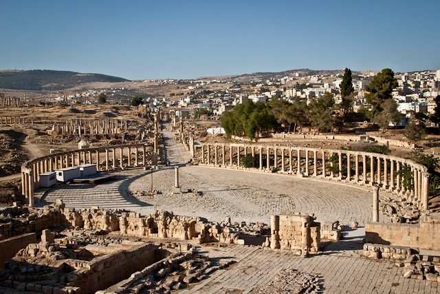 Zenobia_Palmira's tweet photo. Reconstrucción de la plaza Oval de Jerash, Jordania (s. I dC). Las columnas que formaban esta espectacular plaza tenían marcados los nombres de los ricos habitantes de la ciudad que, con su aportación económica, ayudaron a embellecer Jerash (3D Josep Ramon Casals) https://t.co/T0qHCW2YXF