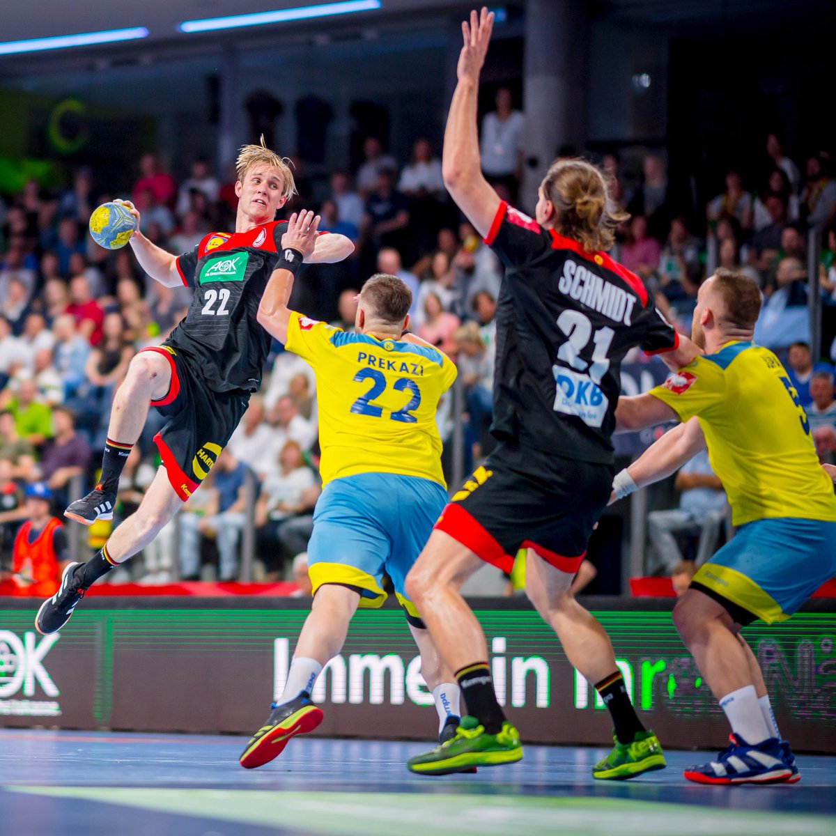 DHB_Teams's tweet photo. Ein stimmungsvoller Saisonabschluss in Nürnberg! Danke an Euch Fans für die fantastische Unterstützung! 👏🇩🇪 #GERKOS #aufgehtsDHB #Handball #ehfeuro2020 @EHFEURO (2/2) https://t.co/KBmd8cWKQA
