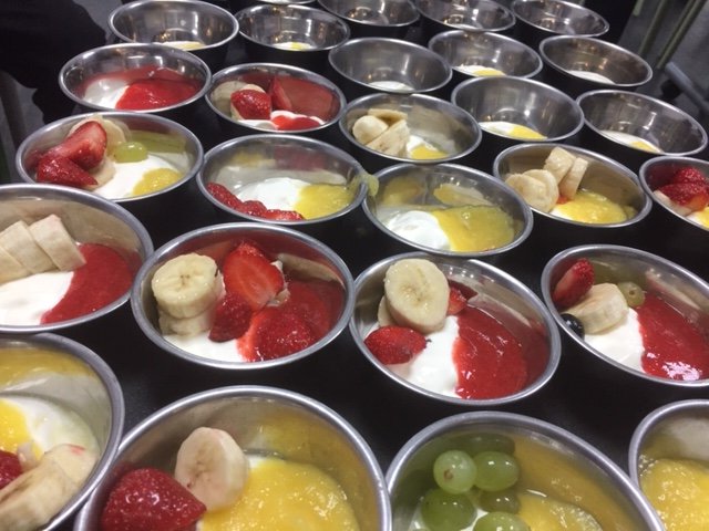 MrsJamesKitchen's tweet photo. @Whitefield_NW2 @Foodafactoflife highlights from day 5 natural Greek or plant based yoghurt topped with a variety of fruit, homemade fruit sauces & roasted 🌻pumpkin seeds & chia seeds #eatarainbow #easywayto5aday #HEW19 #foodinschools https://t.co/hPsigwN4B1