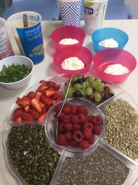 MrsJamesKitchen's tweet photo. @Whitefield_NW2 @Foodafactoflife highlights from day 5 natural Greek or plant based yoghurt topped with a variety of fruit, homemade fruit sauces & roasted 🌻pumpkin seeds & chia seeds #eatarainbow #easywayto5aday #HEW19 #foodinschools https://t.co/hPsigwN4B1