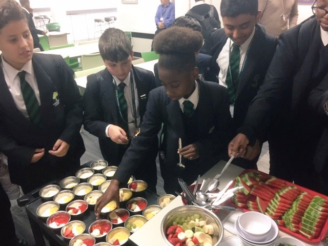 MrsJamesKitchen's tweet photo. @Whitefield_NW2 @Foodafactoflife highlights from day 5 natural Greek or plant based yoghurt topped with a variety of fruit, homemade fruit sauces & roasted 🌻pumpkin seeds & chia seeds #eatarainbow #easywayto5aday #HEW19 #foodinschools https://t.co/hPsigwN4B1