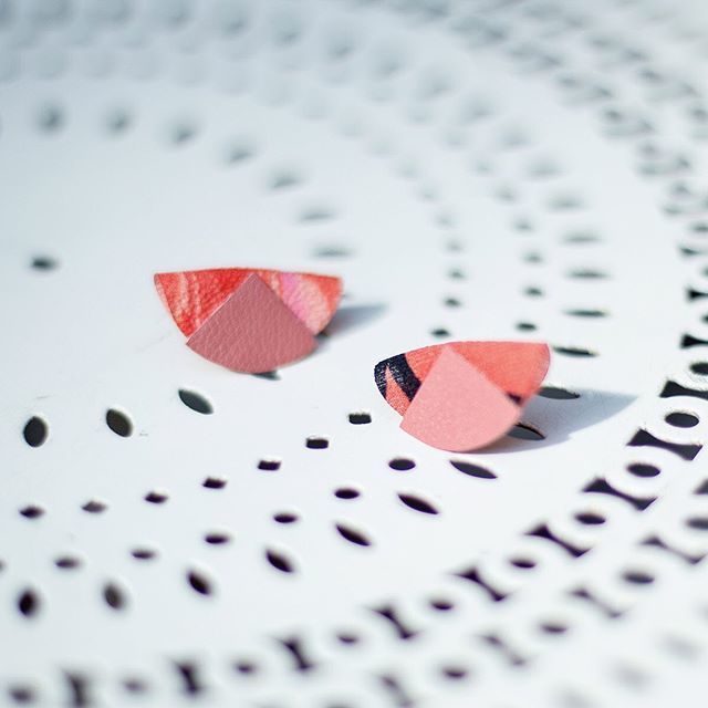 Le lundi en Lili 💕 La petite boucle élégante de tous les jours, fait main avec amour dans notre atelier parisien
#bijouxfemme #toucanbleu #bouclesdoreilles #paris #bijouxcreateur #printempsete2019
_
Monday in Lilis 💕 These elegant little earrings are… bit.ly/2WMr332