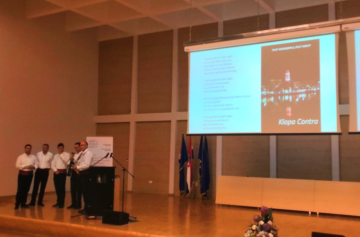 Emma_J_Loftus's tweet photo. Kicking off #sclero2019 with a serenade! Have a feeling this is going to be a fun conference #shellscience https://t.co/MLwvixf404