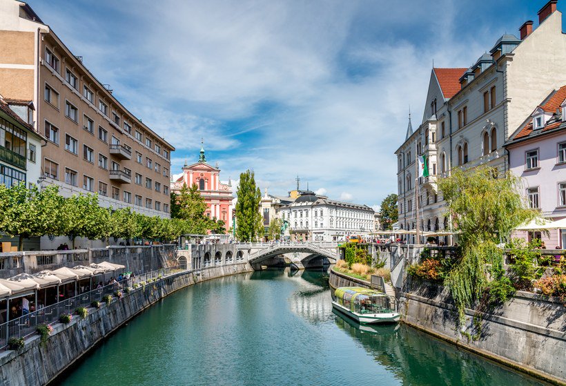 SloveniaInfo's tweet photo. Anyone else considering a permanent move? 💚
🥁Ljubljana is among The 20 Most Beautiful Cities in Europe via @CNTraveler 📌https://t.co/9YrGkTu4um
#ifeelslovenia #vacation #travelgoals https://t.co/XJYDi5wwV1