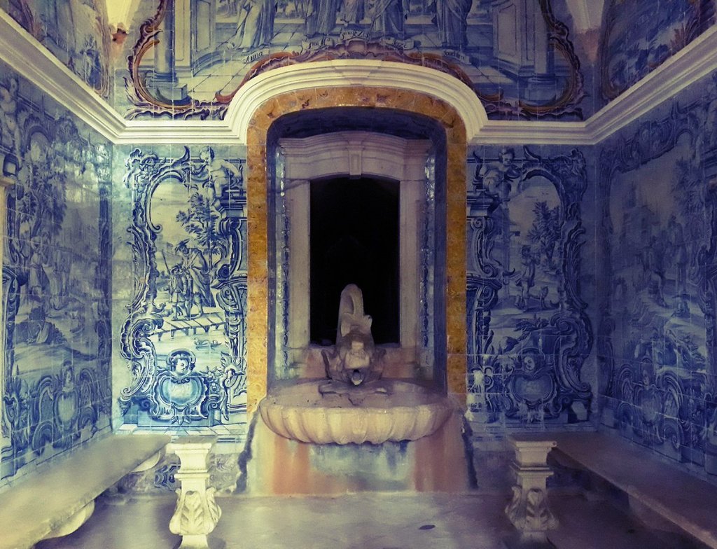 The Beautiful Places I Like! #QuintadaRibafria #Sintra #Portugal #Europe #capela #azulejos #tiles #Portuguesetiles #bluetiles #altar #lifestyle #romanticplaces #beautifulplaces #travelgirl #fountain #architecturepic.twitter.com/ZKjakqRI1y