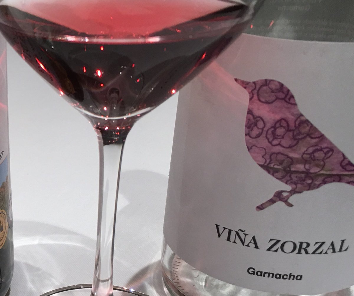 Un #rosado frutal y directo para beber sin cansarse este verano por debajo de 7 € botella. Los chicos de <a href="/vinazorzal/">Viña Zorzal Wines</a> son grandes especialistas en #garnacha y en relación #calidadprecio ow.ly/UkYq50uFeb4 <a href="/vinosnavarra/">Vinos Navarra</a>