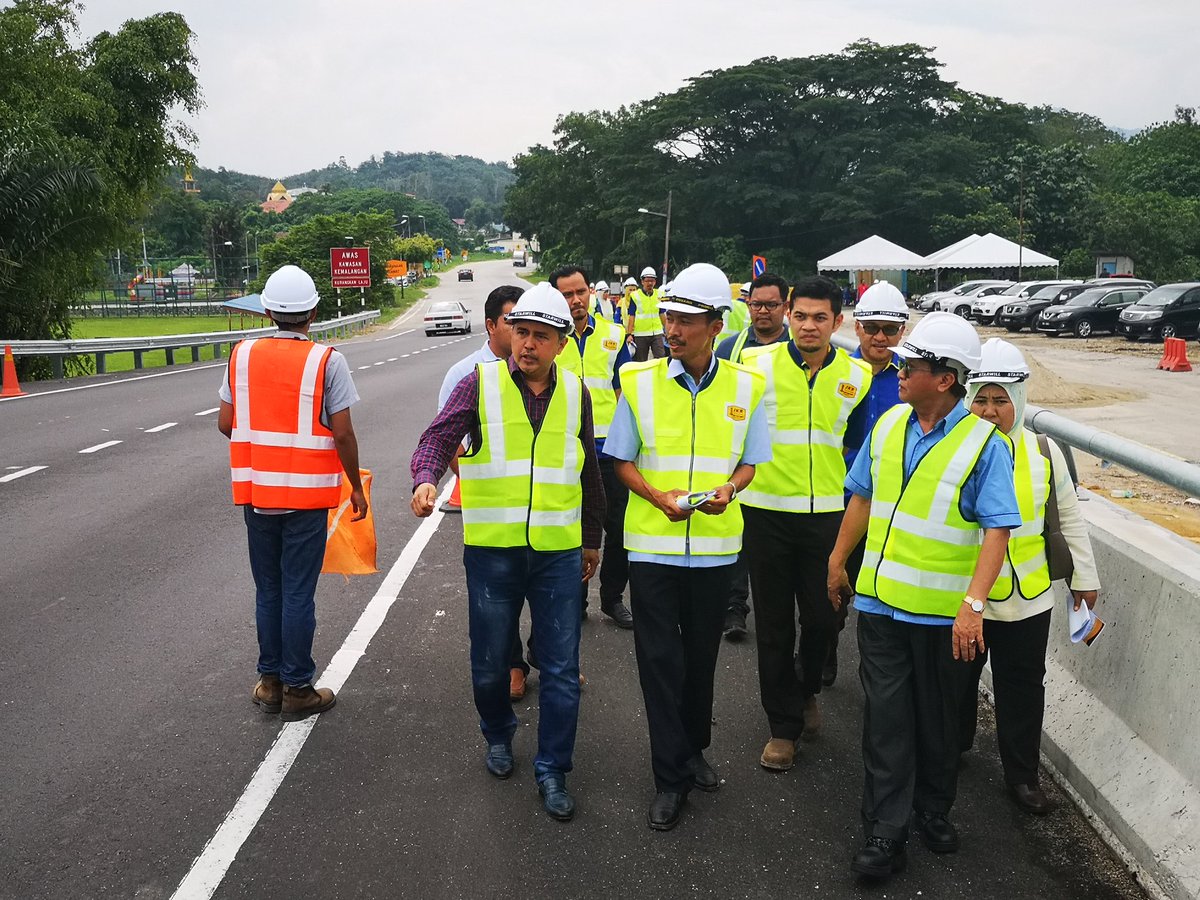PilusImran's tweet photo. Lawatan kerja YBTM @HjAnuarTahir ke tapak Projek Menggantikan Jambatan Sg. Kerling (FT001/454/500) Hulu Selangor. @MOWorks @JKRMalaysia @baru_bian  @KsuMoworks https://t.co/L6L8reolh9