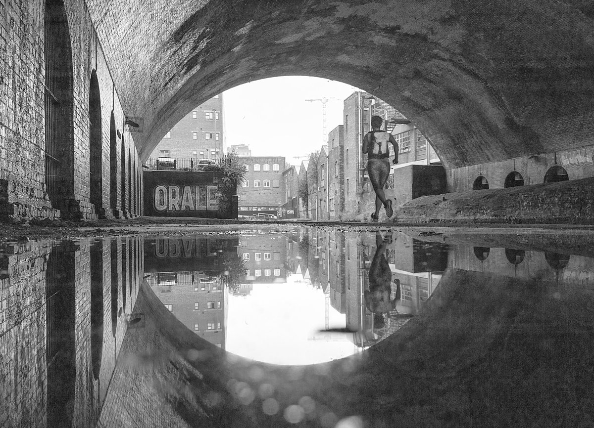 Dammo's tweet photo. Running along the canal #snowhill #wexmondays #sharemondays2019 #appicoftheweek #dcwow #blackandwhite #reflections #streetphotography #runner #Birmingham https://t.co/YASsVqJuZq