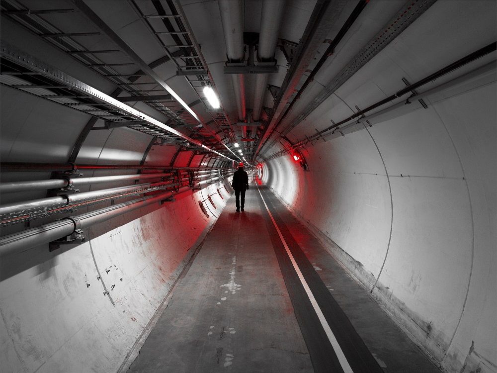 "After two kilometres, I lost all notion of time + space...I was hypnotised by the monotonous tunnel, as if in a video game."
Artist Gianni Motti on putting himself in the place of a proton + walking around the Large Hadron Collider <a href="/CERN/">CERN</a>: buff.ly/2WC5xOK 
#DARKMATTER
