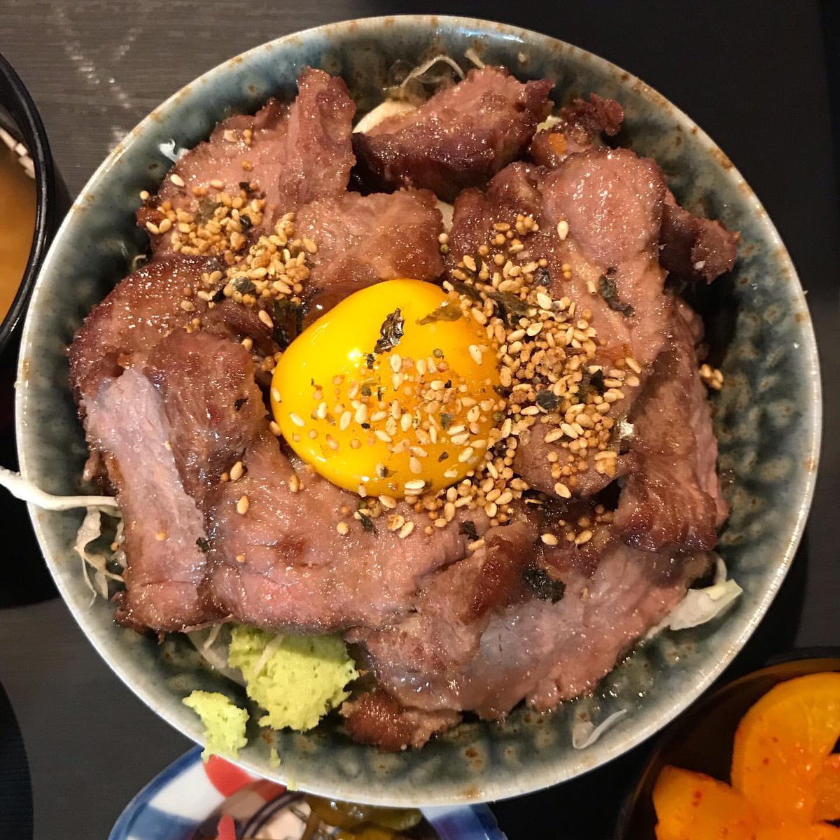 배고파 ペゴパ 韓国 ソウルにある 話題のステーキ丼 ふらっと食堂 日本風の牛カツが人気のお店の 裏メニューは韓国人に話題の 卵の黄身が乗ったステーキ丼 とっても美味しそう 서울특별시 종로구 경희궁길 47 1 후라토식당