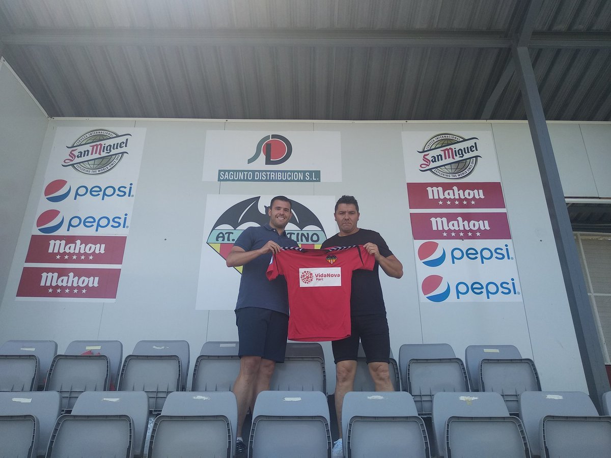 AtcoSaguntino's tweet image. Nuestro nuevo ENTRENADOR ya ha posado con nuestra equipación en el Nou Camp de Morvedre. 🔴🔵⚔️

#VolveremosMásFuertes #BeniRomano