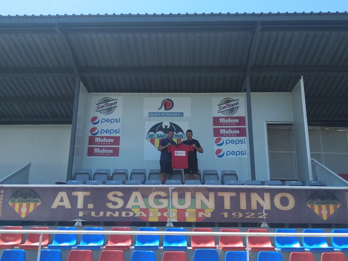 AtcoSaguntino's tweet image. Nuestro nuevo ENTRENADOR ya ha posado con nuestra equipación en el Nou Camp de Morvedre. 🔴🔵⚔️

#VolveremosMásFuertes #BeniRomano
