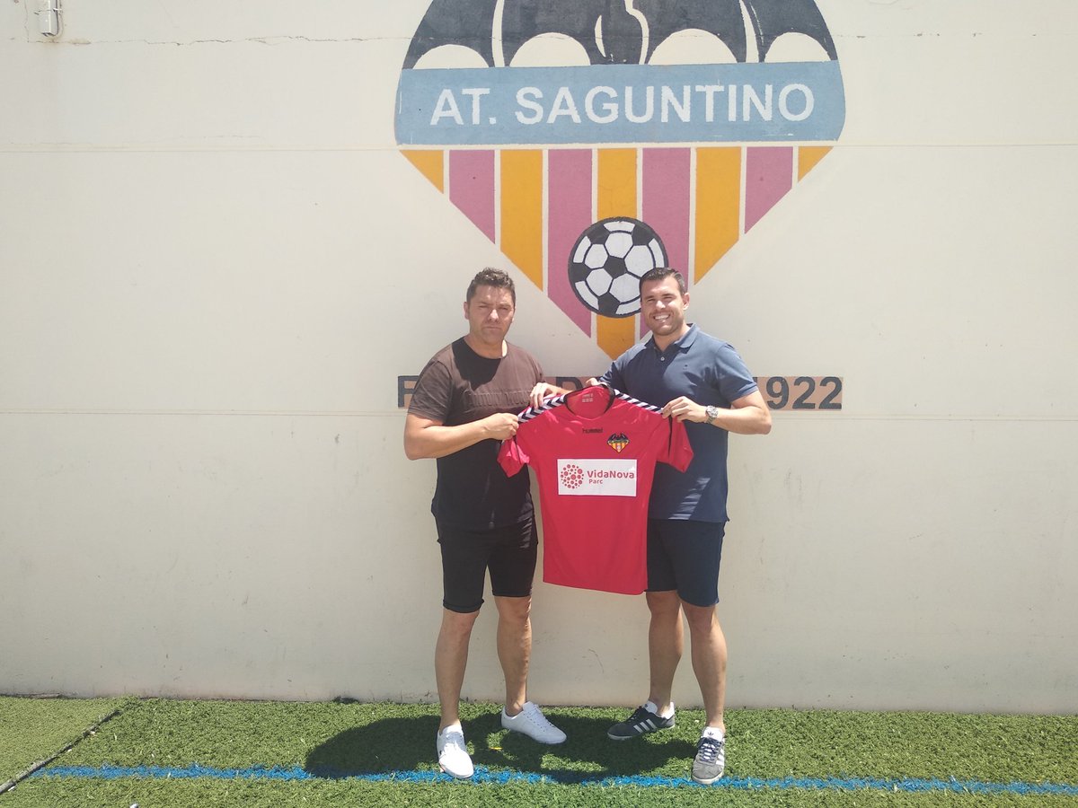 AtcoSaguntino's tweet image. Nuestro nuevo ENTRENADOR ya ha posado con nuestra equipación en el Nou Camp de Morvedre. 🔴🔵⚔️

#VolveremosMásFuertes #BeniRomano
