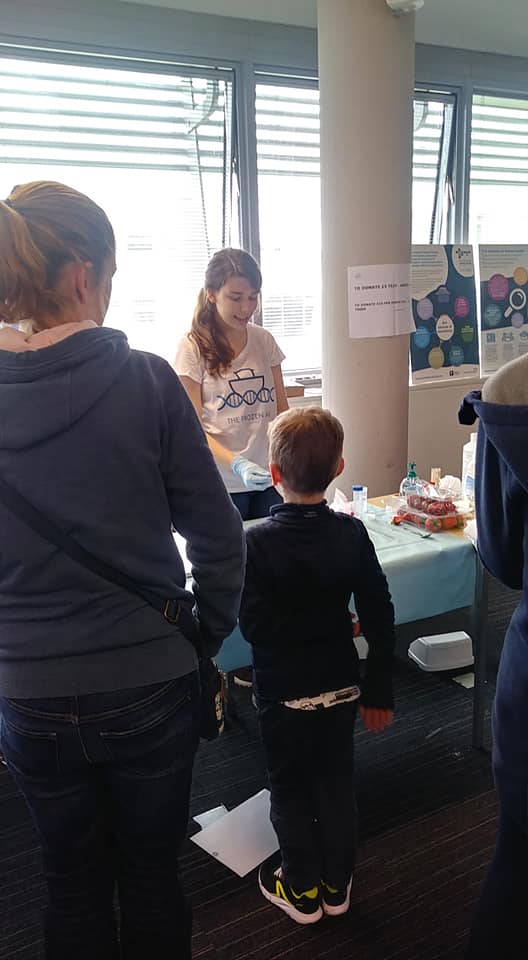 frozenark's tweet photo. Very busy Saturday at the #Wonder festival. Extracting #DNA from strawberries was a very popular activity. Thanks to our student scientists who worked so hard to make the event a huge success! #publicengagement #biodiversitycrisis #frozenark #biobanking https://t.co/k1sNAnt8QV