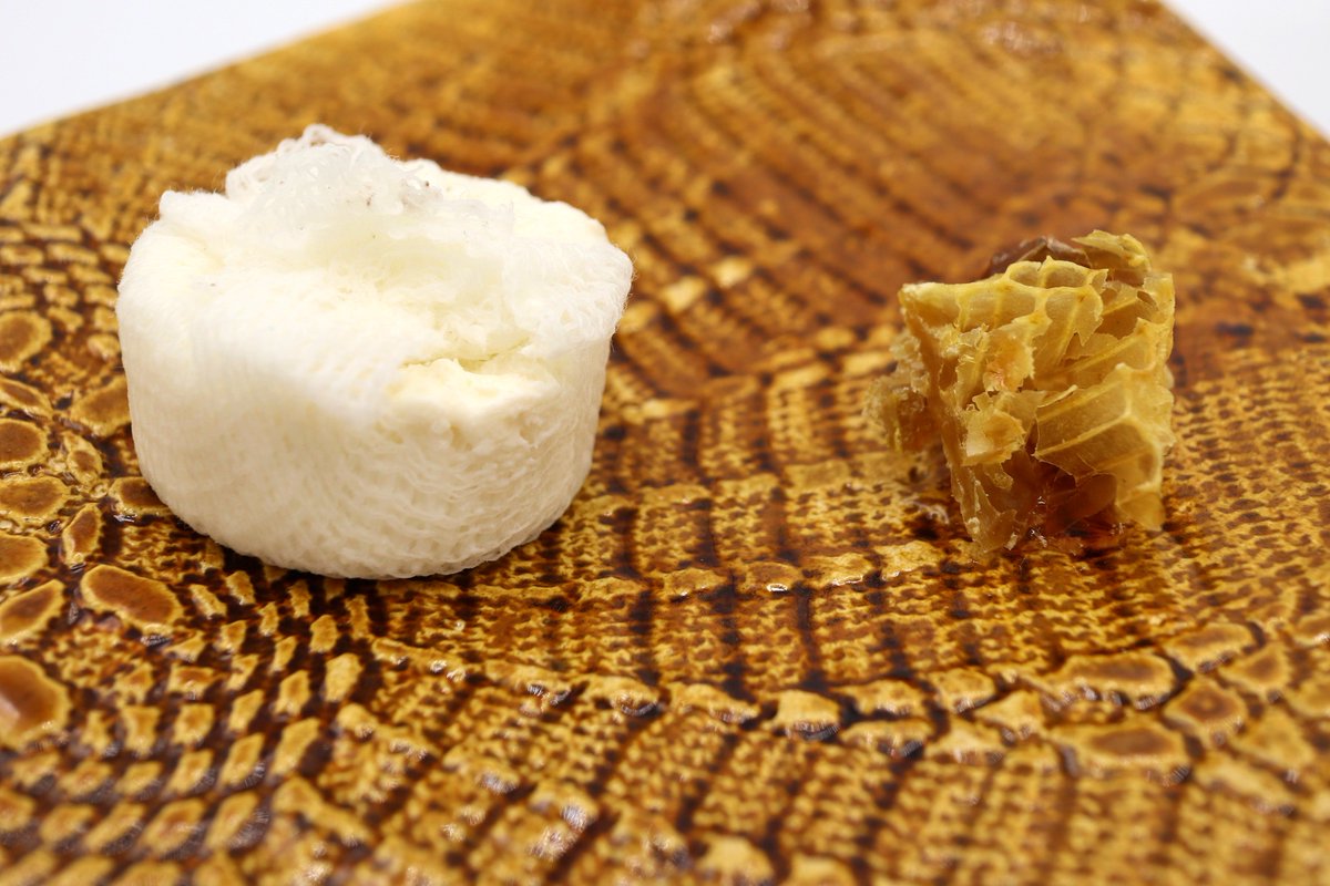 "Un jugo dulcísimo, ligerísimo y salubérrimo… que aporta el gran placer de su naturaleza celestial". Plinio el Viejo sobre la miel, ingrediente de uno de nuestros postres en el que el fruto de las abejas se combina con el arroz fermentado.

sucede.com/en-los-labios-…