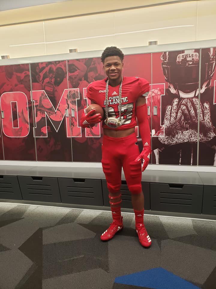 SofaKingSha's tweet photo. Might be a lil biased but @Jaybriscoee23 looking good in them colors ... #FAU whatchu think? #datboygood #BronxBaller #CardinalHayes #OwlsUp 🦉 @KevinSmithRB @larryblustein @weisjr_fau @faurecruiting https://t.co/TDXYy0e5KR